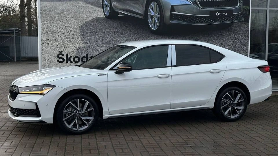 Фото автомобіля Škoda Superb Sportline 2025