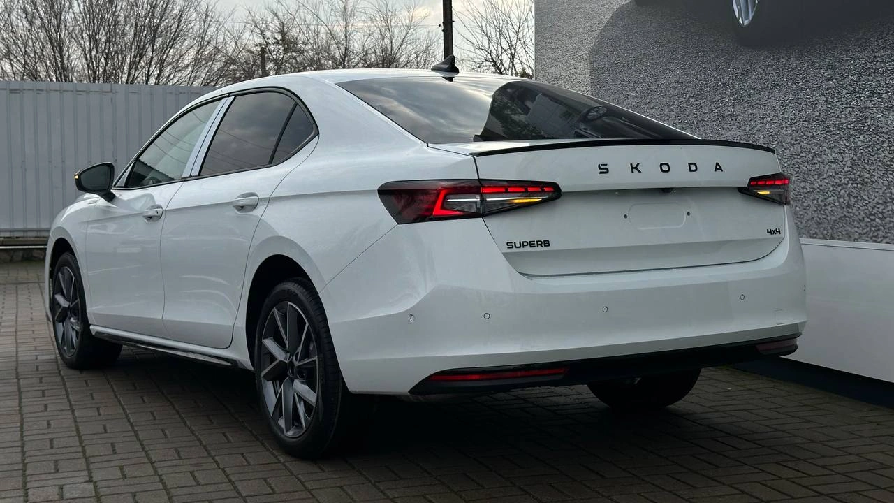 Фото автомобіля Škoda Superb Sportline 2025