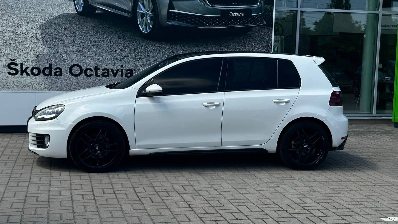 Фото автомобіля Volkswagen Golf GTI 2011