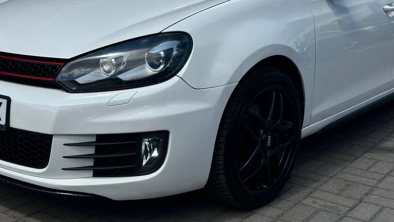 Фото автомобіля Volkswagen Golf GTI 2011