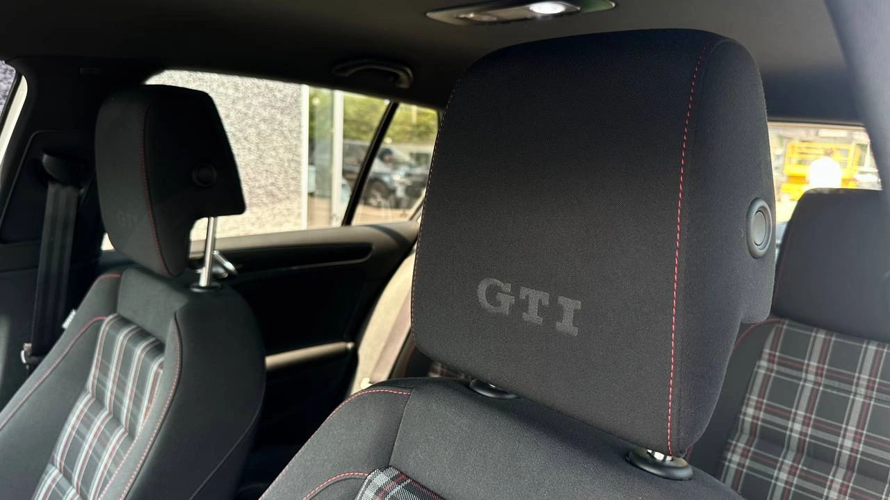 Фото автомобіля Volkswagen Golf GTI 2011