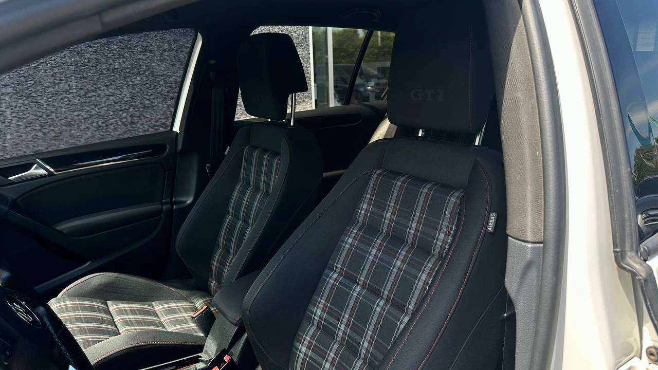 Фото автомобіля Volkswagen Golf GTI 2011