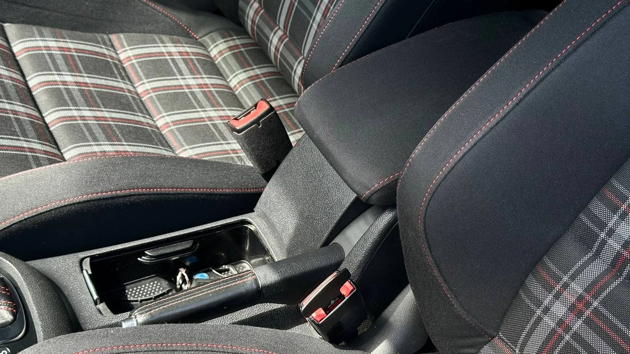 Фото автомобіля Volkswagen Golf GTI 2011