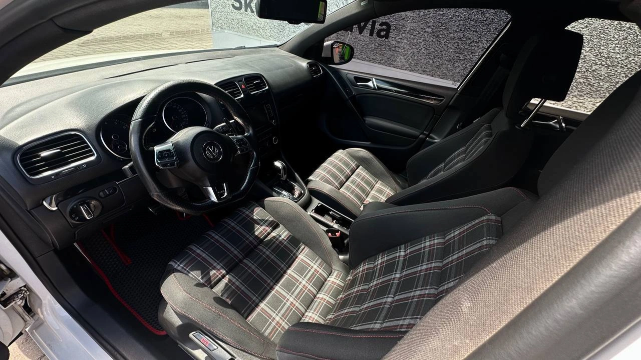 Фото автомобіля Volkswagen Golf GTI 2011