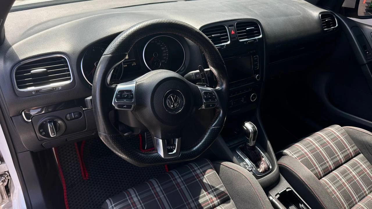 Фото автомобіля Volkswagen Golf GTI 2011