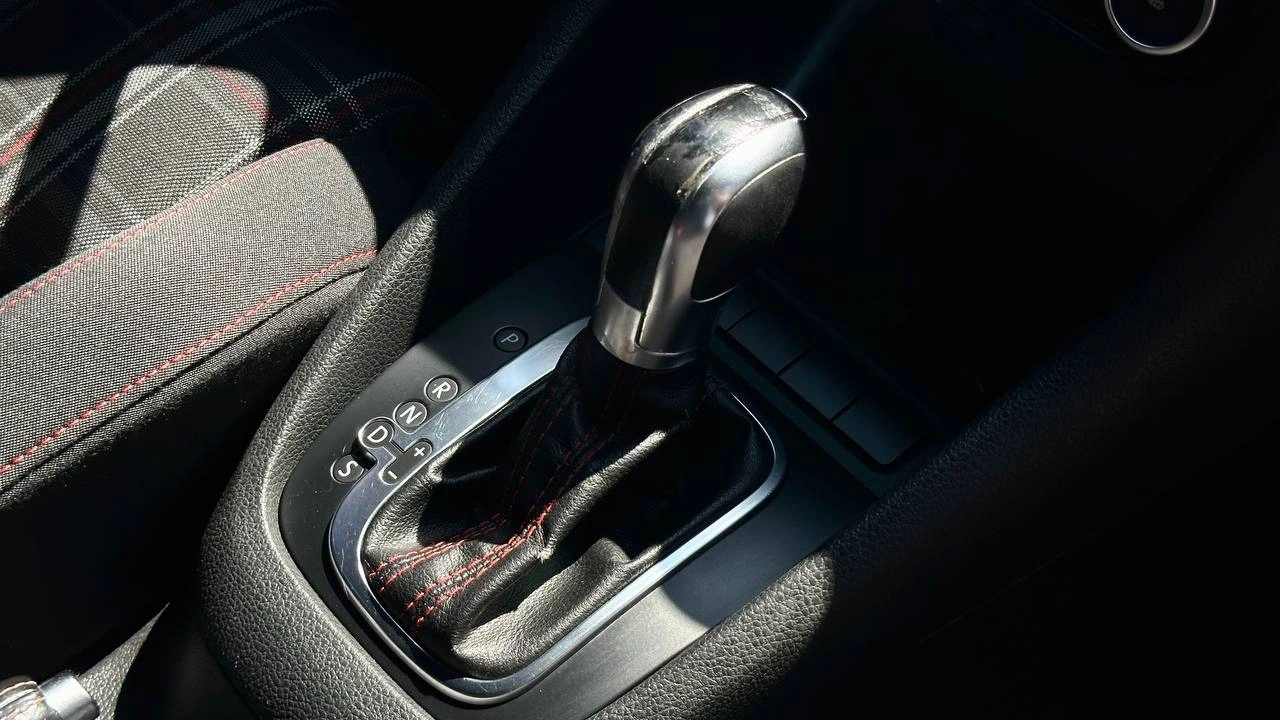 Фото автомобіля Volkswagen Golf GTI 2011
