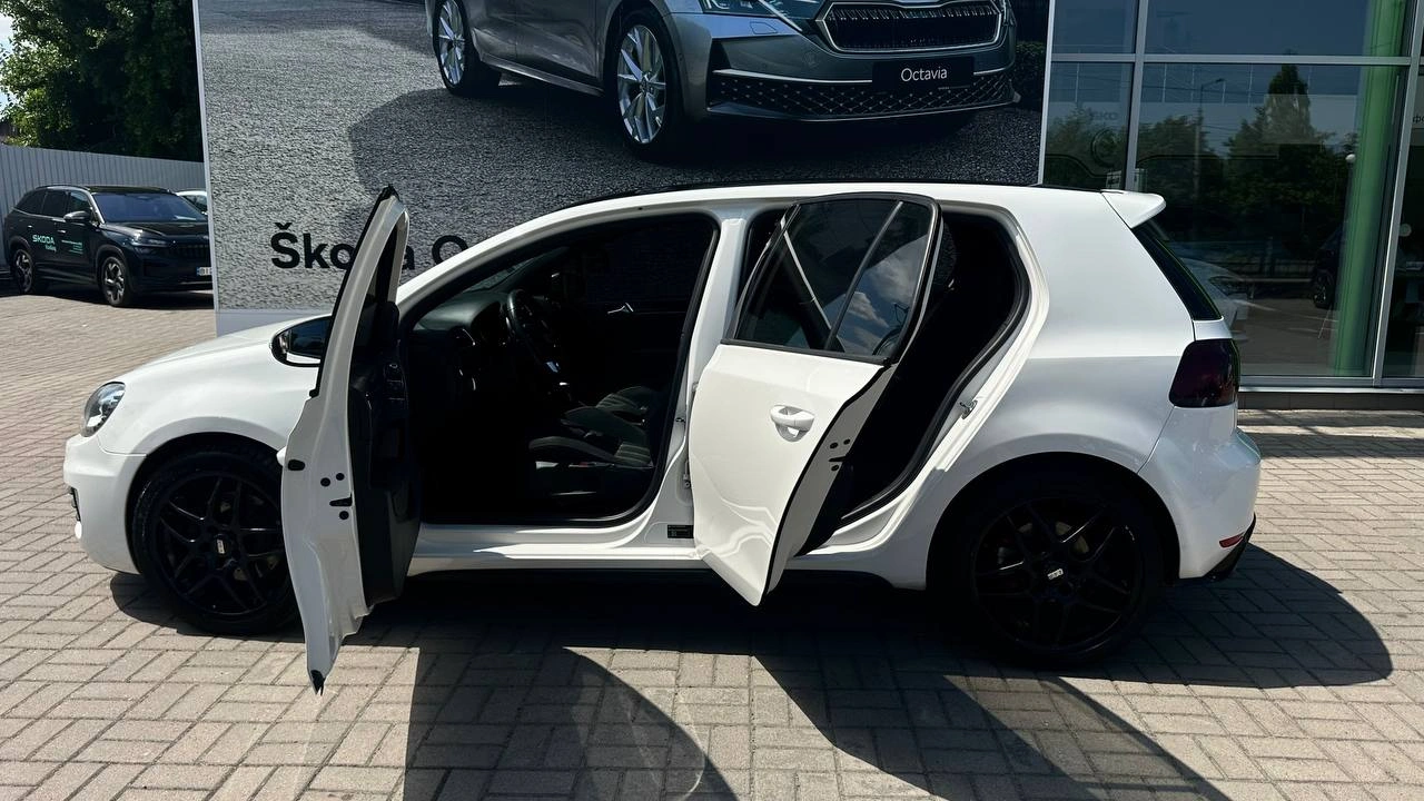 Фото автомобіля Volkswagen Golf GTI 2011
