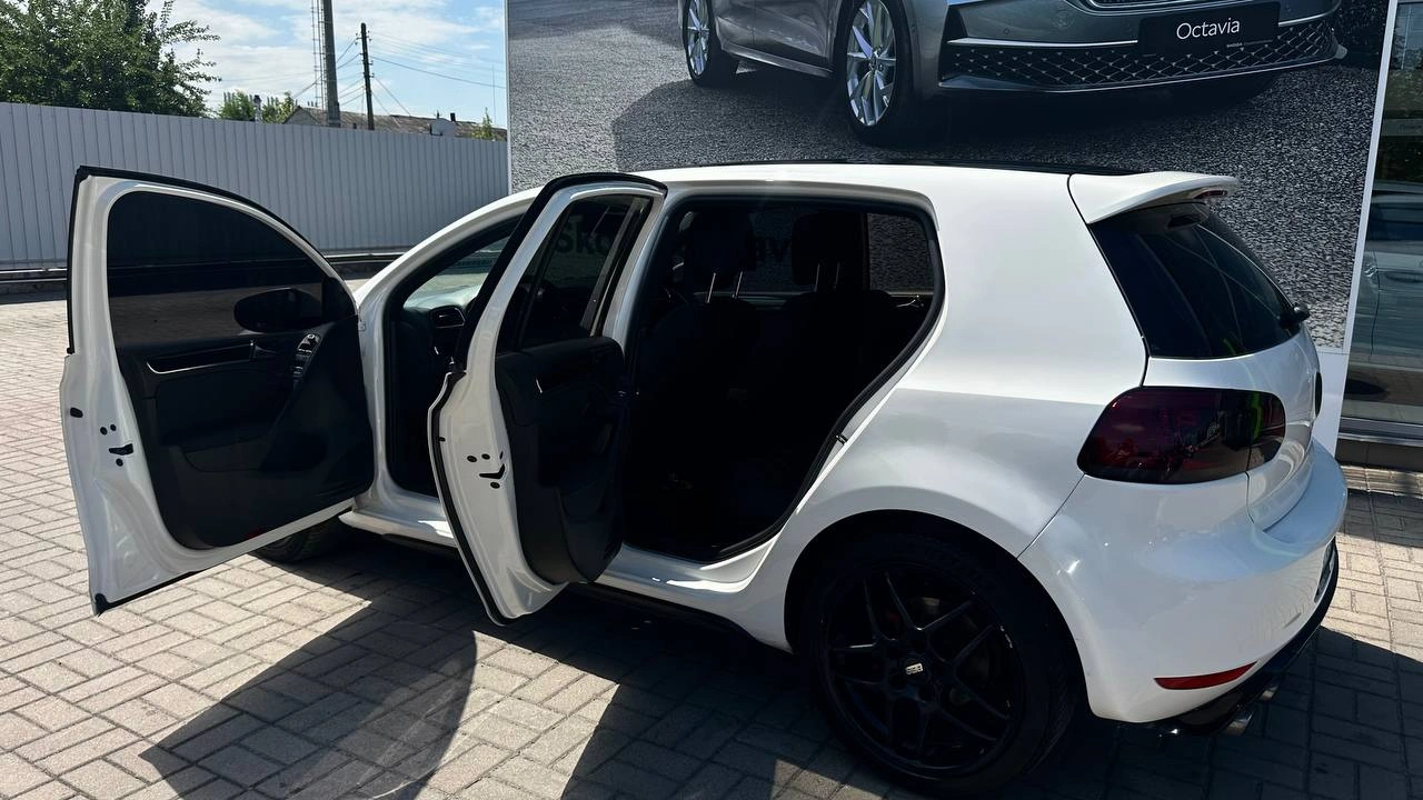 Фото автомобіля Volkswagen Golf GTI 2011