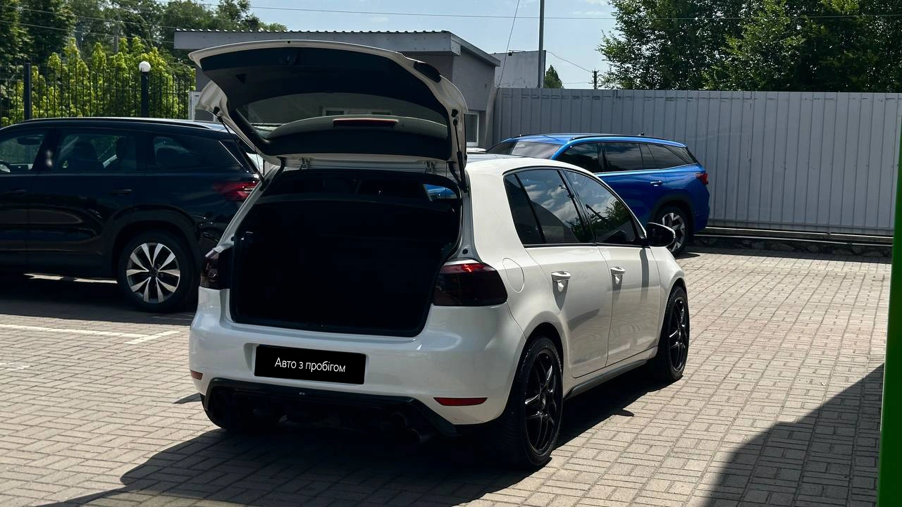 Фото автомобіля Volkswagen Golf GTI 2011